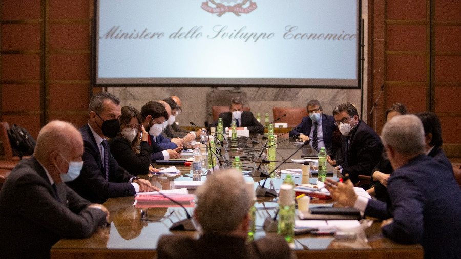 Il ministro Giorgetti durante un tavolo di crisi