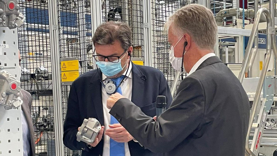 Il ministro a Bari durante la visita alla Bosch